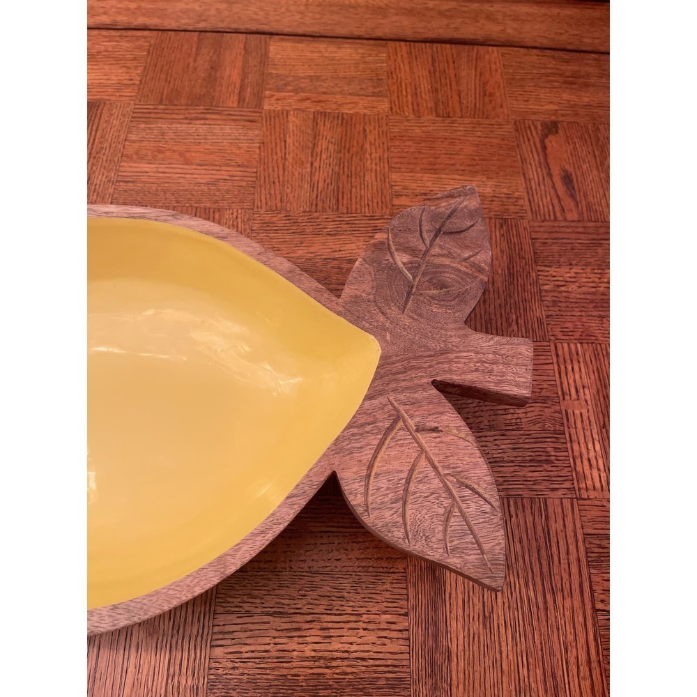 Wooden lemon shaped bowl with yellow inside - Picture 3 of 6